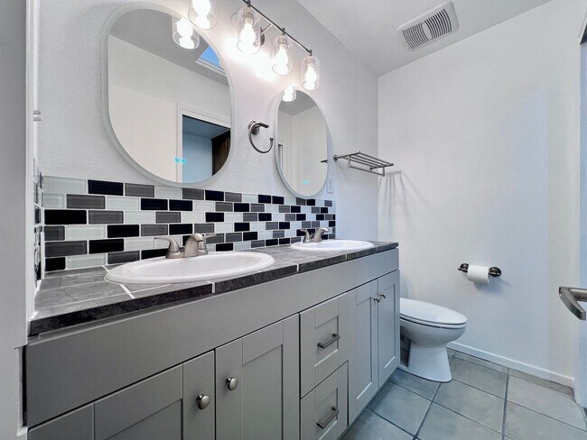 Building Photo - $1995 Gettysburg & Blackstone, 2 Bedroom Condo - Rialto Ave, Fresno / Newly Renovated