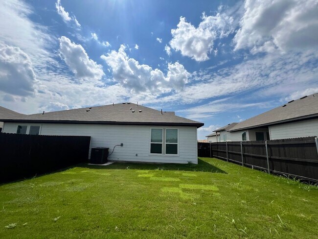 Building Photo - Luxury 4x3 Duplex in Buda, TX!