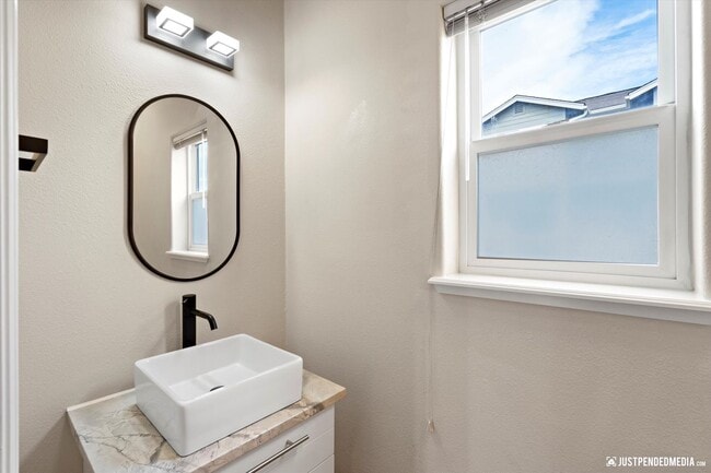 Building Photo - Modern & Stylish Townhome!