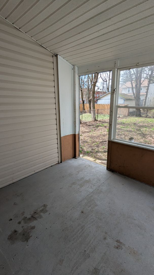 Building Photo - Discover this well-maintained 3-bedroom, 1-bath home in Akron