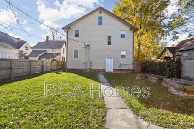 Building Photo - 1112 Pleasant St