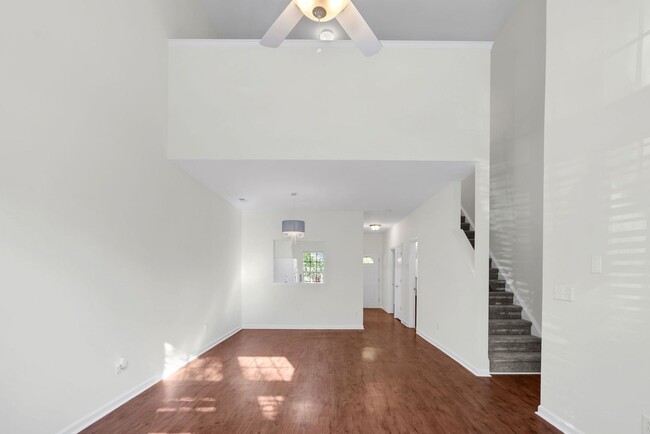Building Photo - Beautiful 3 Bedroom 2.5 Bathroom Townhome ...