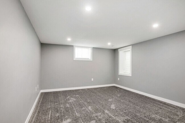 Building Photo - 1801 Elaine Dr