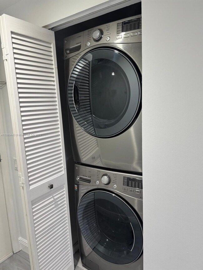 Building Photo - 701 Brickell Key Blvd