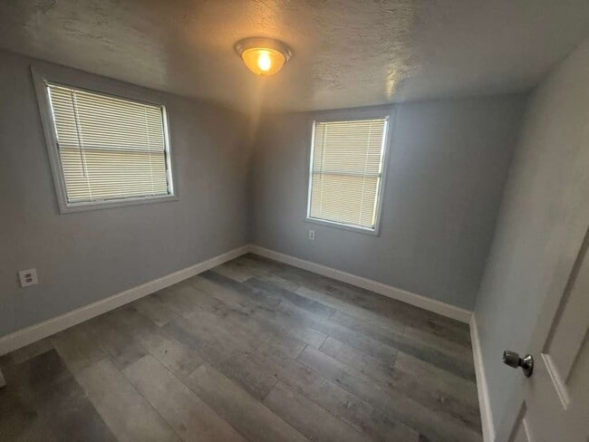 Building Photo - Lakeland 2/1 House  Apply for FREE This Holiday Season!