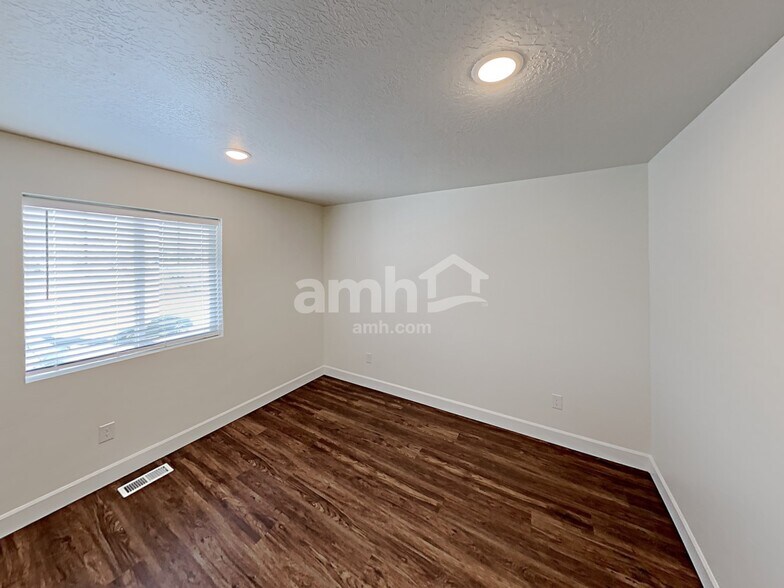 Building Photo - 1399 E Perelle Ln