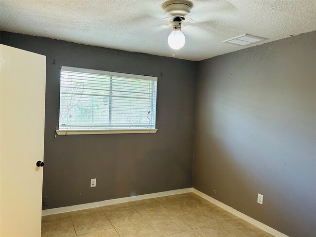 Building Photo - 7619 Vernwood St