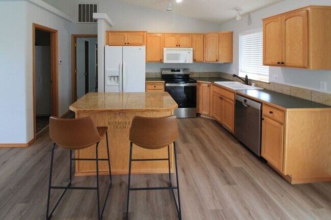Building Photo - 1677 Foxglove Ave