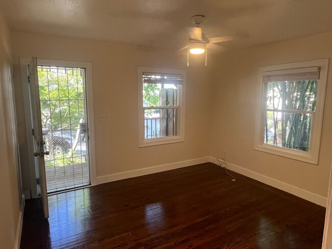 Building Photo - 2-Bedroom Crockett Lower Duplex Unit Avail...