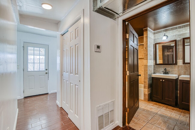 Building Photo - 8613 Kingsway Dr