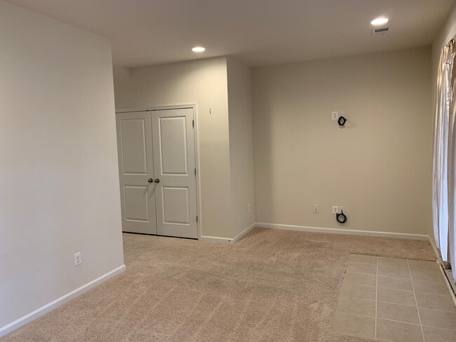 Building Photo - 116 Sequoia Dr