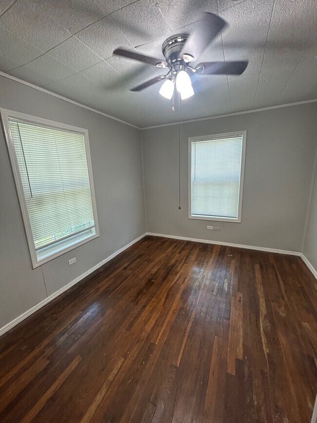 Building Photo - Inviting 2 Bedroom Home