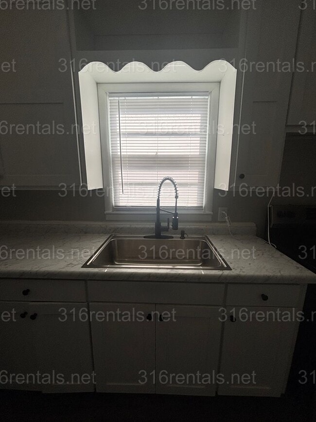 Building Photo - One bed one bath available now!