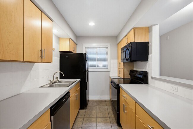 Building Photo - 2 Bed 1 Bath Condo by UT and CapMetro Stop