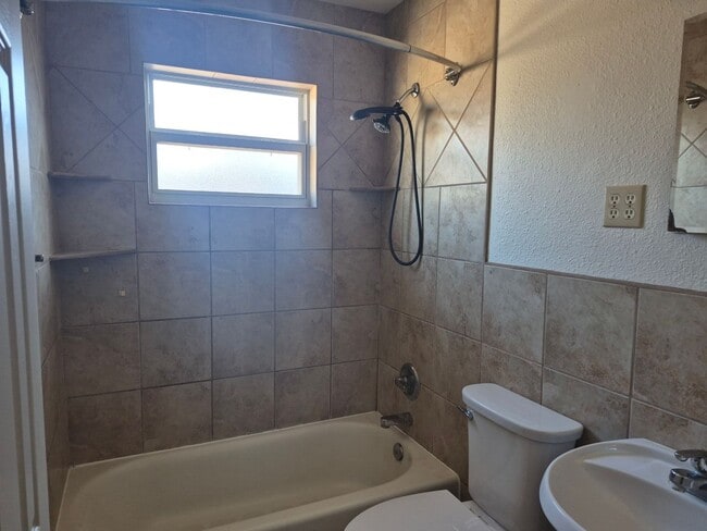 Building Photo - 4- Bedroom 1.5 bath home with over 1400sqft of living space!!