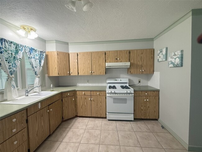 Building Photo - 608 Delano Ave