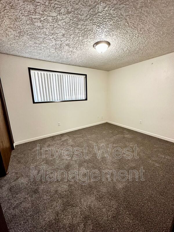 Building Photo - 550 NE Anderson St