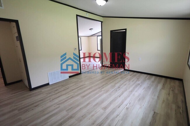 Building Photo - Three Bedroom | Detached Garage