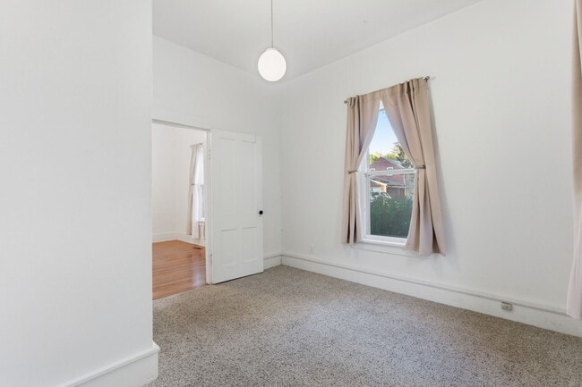 Building Photo - Charming house for rent, with laundry machines included and fenced yard.