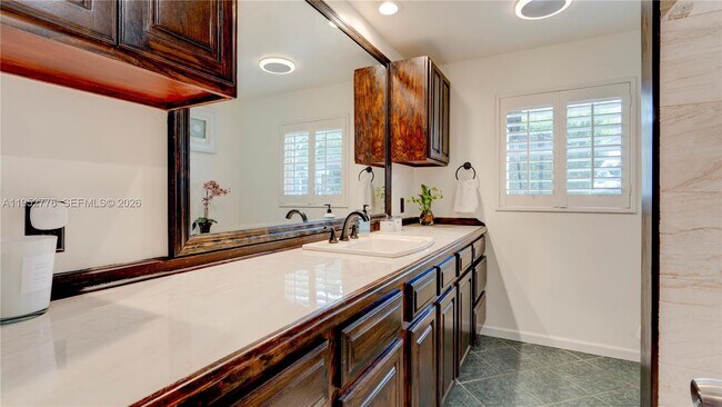 Building Photo - 150 Azalea St