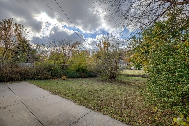 Building Photo - Charming 2 Bedroom With Spacious Living In Benson!!