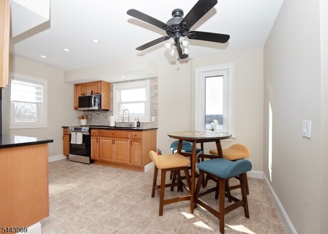 Building Photo - 6 Lakeview Terrace