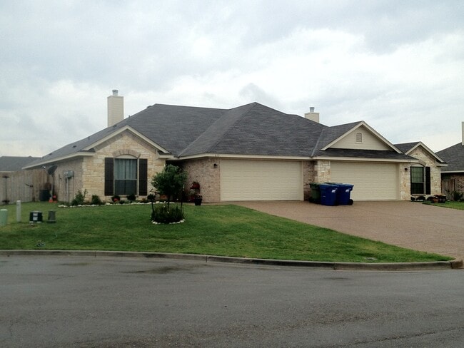 Building Photo - 3BR / 2BA Duplex in Hewitt, Texas | Midway...