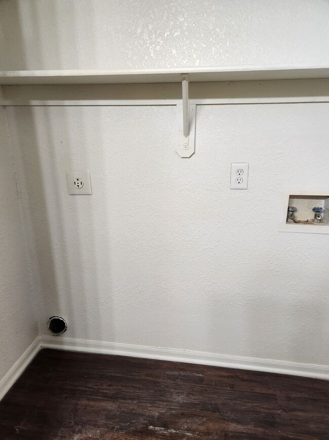 Building Photo - 2 bedroom 2/12 bath