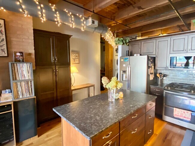 Building Photo - 1250 W Van Buren St