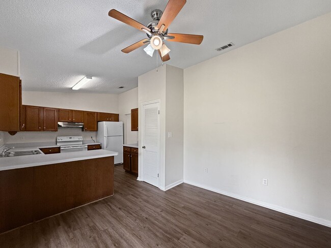 Building Photo - Charming Navarre Home with Hardwood Floors...