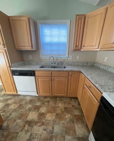 Building Photo - 28 Sweetland Ct