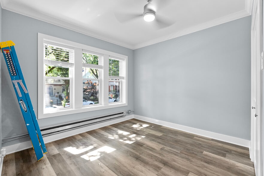 Building Photo - 3815 N Greenview Ave