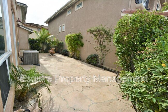 Building Photo - 2861 Golf Villa Way