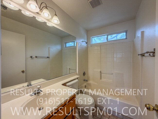 Building Photo - Great Elk Grove 2 Bedroom plus Loft Home