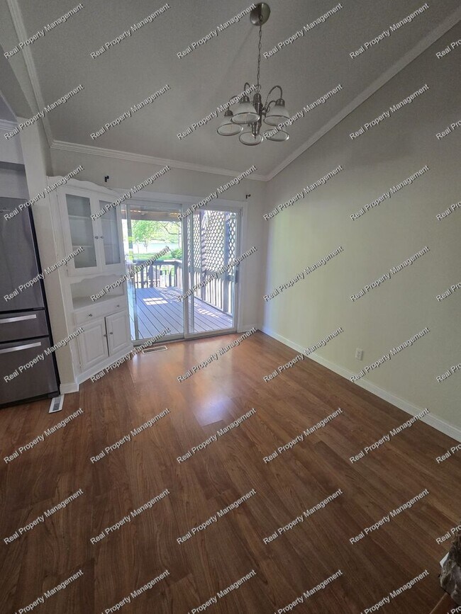 Building Photo - Three Bedroom Tri-Level in LOFS
