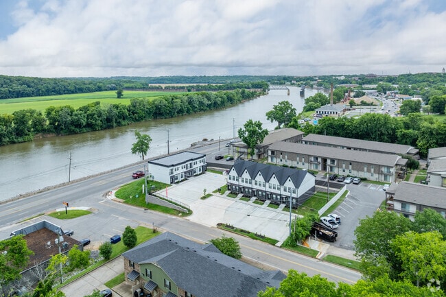Building Photo - Hickory Grove