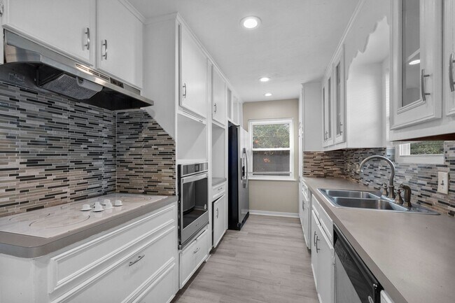 Building Photo - Great 3 Bedroom close to the Beach!