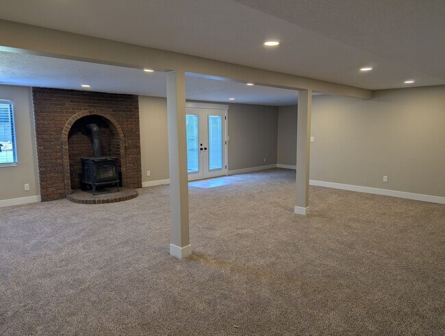 Building Photo - Fully Renovated 5 Bedroom House in West Ha...