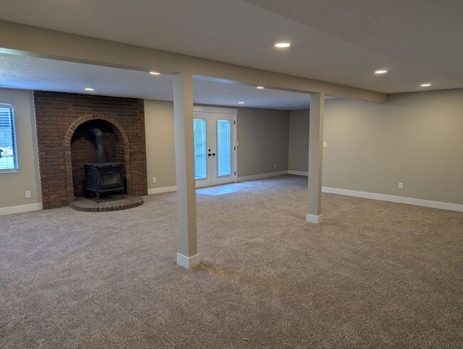 Building Photo - July FREE! Renovated 5-Bed Home + Optional...