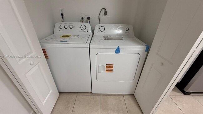 Building Photo - 6046 SW 40th St