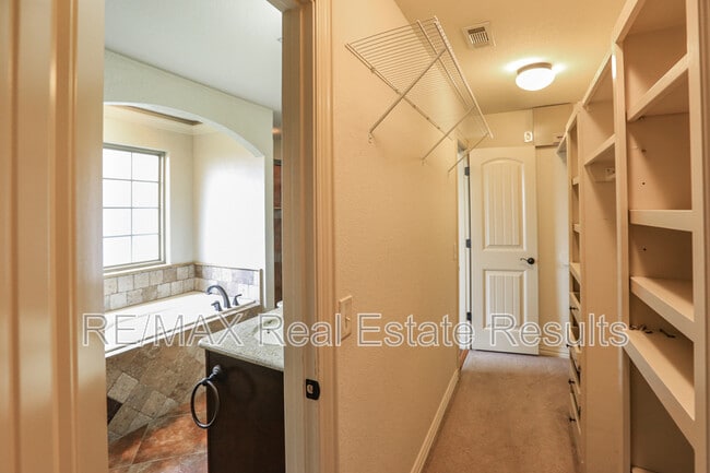 Building Photo - 3505 SW Cranbrook Ave