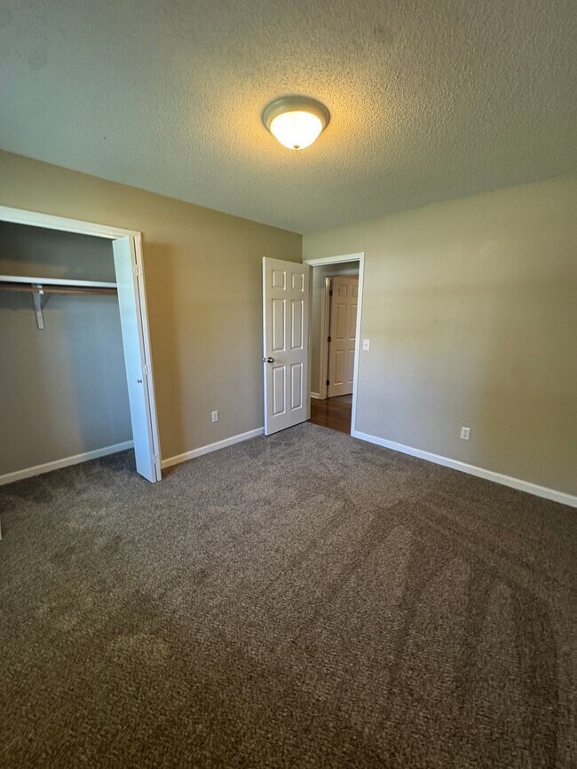 Building Photo - 3 Bedroom Home Strafford, Missouri