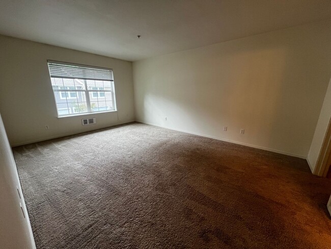 Building Photo - DuPont Condo, 3 bedrooms, 2.5 bath for Rent