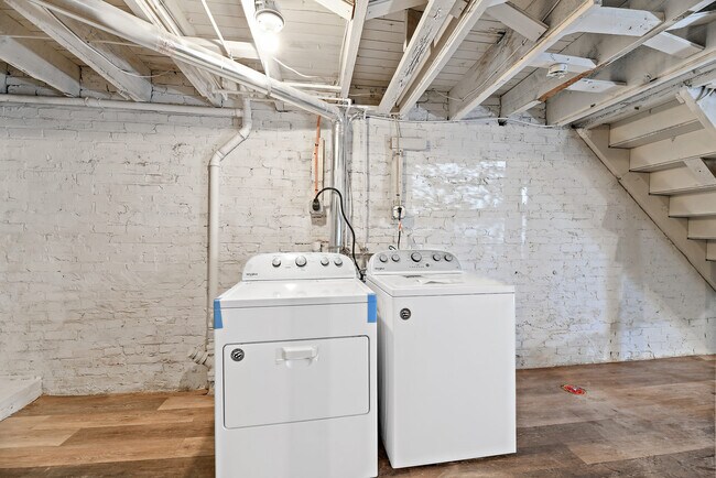 Building Photo - 3 Bedroom Rowhome- Baltimore City