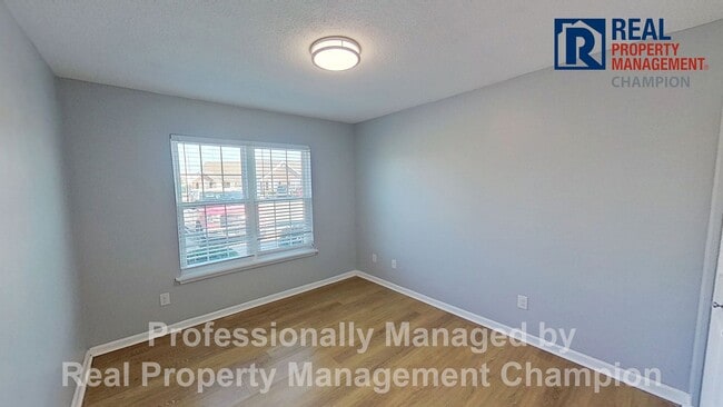 Building Photo - Immaculate 2 BD/2 BA Townhome with Open Floorplan and Split Bedrooms