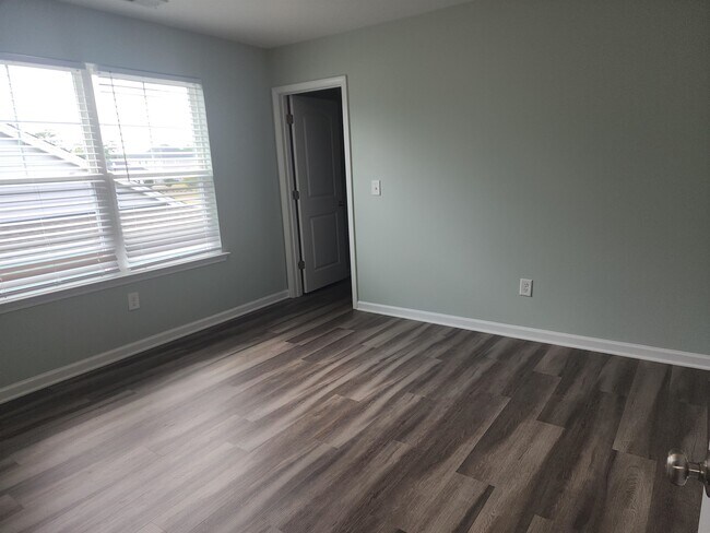 Building Photo - 5527 Redleaf Rose Dr
