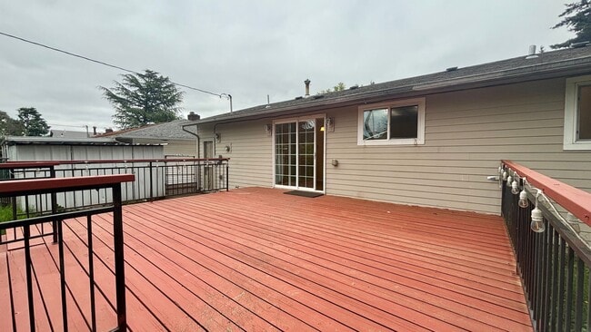 Building Photo - 1/2 Month Free - Charming Single-Level Home with Spacious Yard & Easy Portland Access