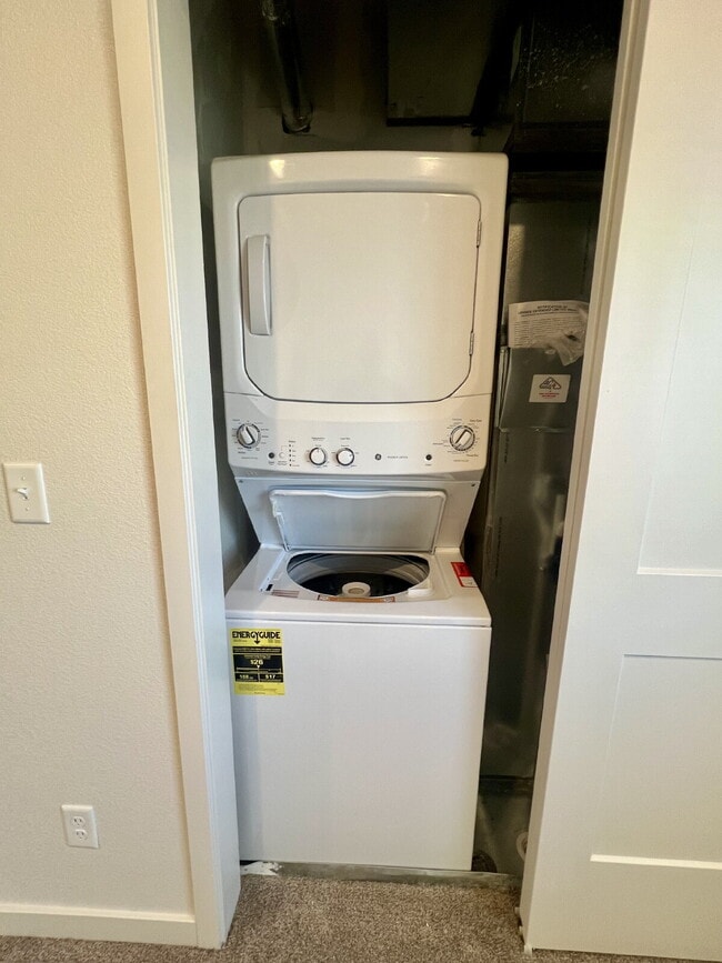 Building Photo - Newer Single Family Home Now Available!