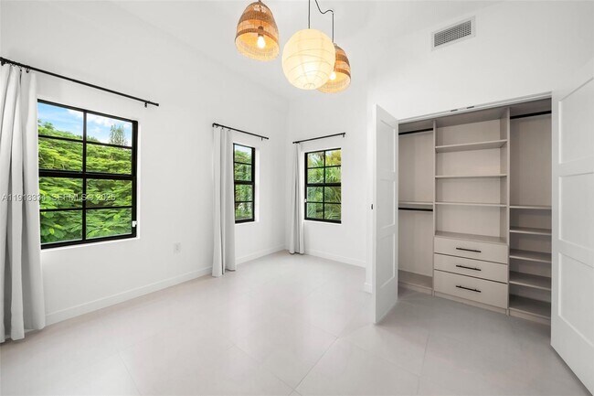 Building Photo - 151 NE 43rd St