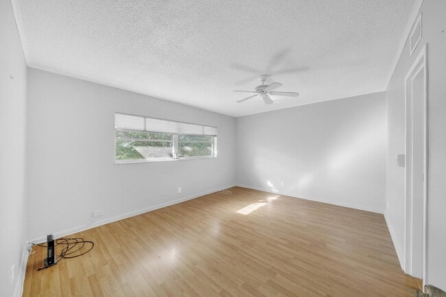 Building Photo - 1035 Country Club Dr